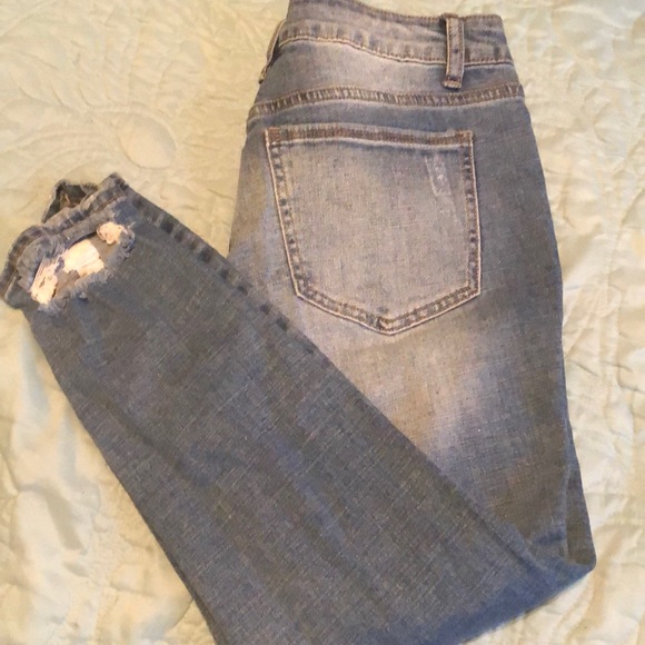 Distressed look jeans - Picture 2 of 3